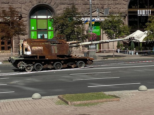 Знищена російська техніка 14 виставка на Хрещатику.jpg