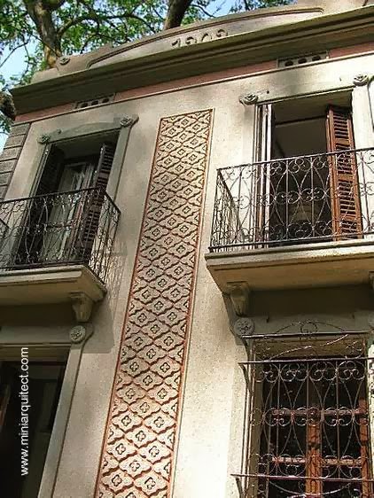 Fachada de una casa Modernista de Barcelona.jpg