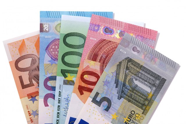 set-euro-currency-bills-isolated.jpg