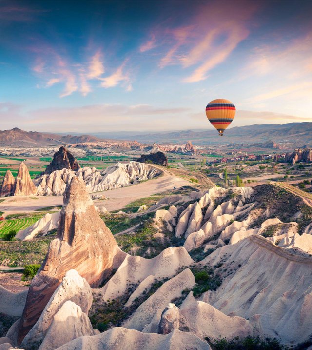 Hot air balloon flying pictures on a beautiful place (1).jpg