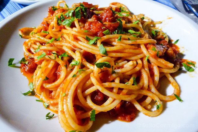 Comida-Tipica-Sur-Italia-Sicilia-Spaghetti-Pomodoro.jpg