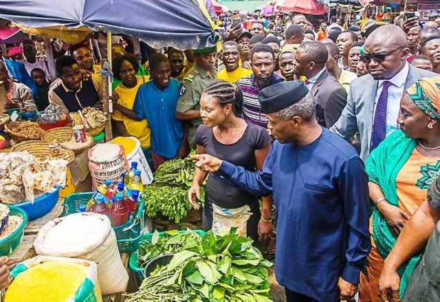 1224201884222_vice_president_prof_yemi_osinbajo_interacting_with_a_trader_at_the_ogbogonogo_market_in_asaba_at_the_flaggoff_of_the_traders_moni_scheme_in_delta.jpg