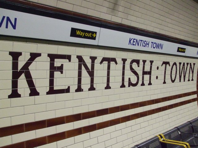 Kentish_Town_stn_Tube_tiling.jpg