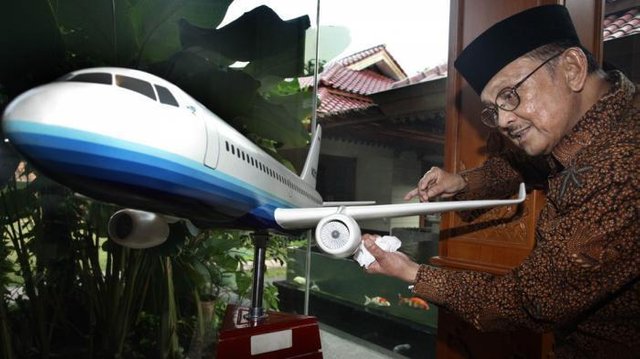 bj-habibie-dan-replika-r80.jpg