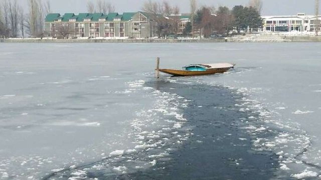 949768-dal-lake-partially-freezes-in-srinagar.jpg