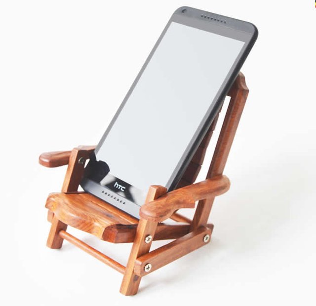 Wooden-Beach-Deck-Chair-Desk-Mobile-Phone-Display-Holder-Stand-christmas-gifts-cool-stuffs-feelgift-1.jpg