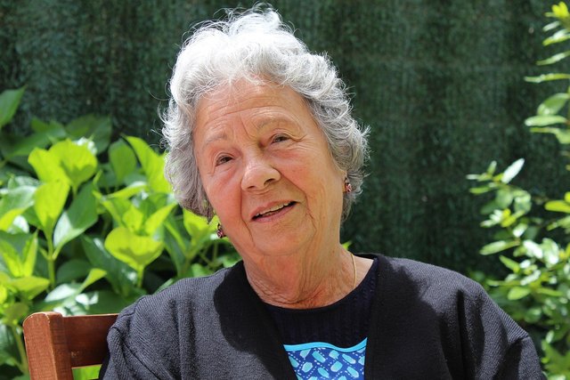 grandma-506341_1280.jpg