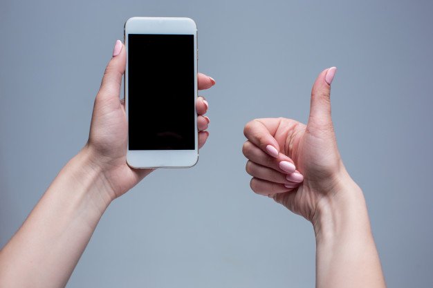 closeup-foto-mujer-escribiendo-telefono-movil_155003-4675.jpg