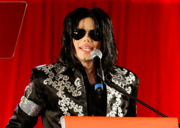 Scientists-have-found-the-secret-behind-Michael-Jacksons-gravity-defying-45-degree-forward-tilt.jpg