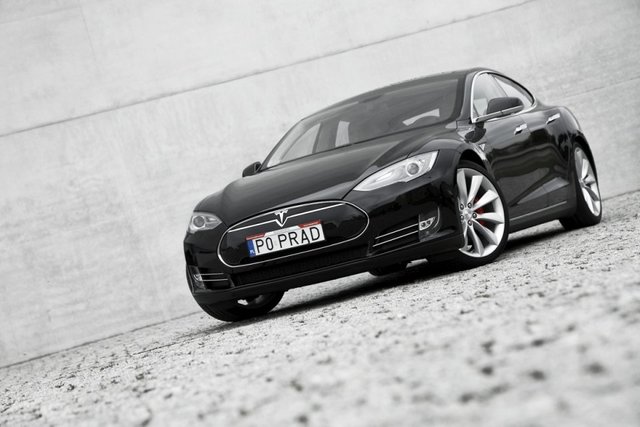 z18696219V,Tesla-Model-S.jpg