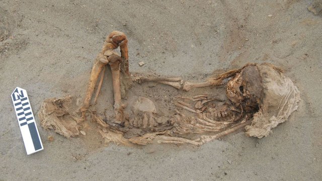 skynews-peru-burial-mass-grave_4600138.jpg