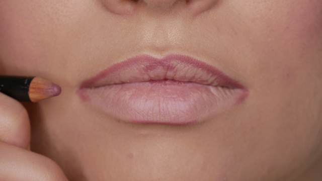 How to apply lipstick with lip liner_-corners again-melissavandijkmakeuptutorials.png