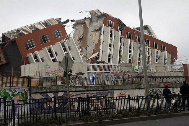 800px-2010_Chile_earthquake_-_Building_destroyed_in_Concepción.jpg