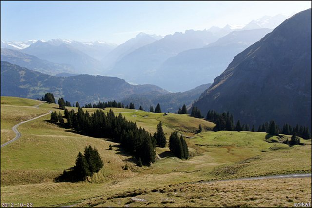 b-EU121022-205323.jpg