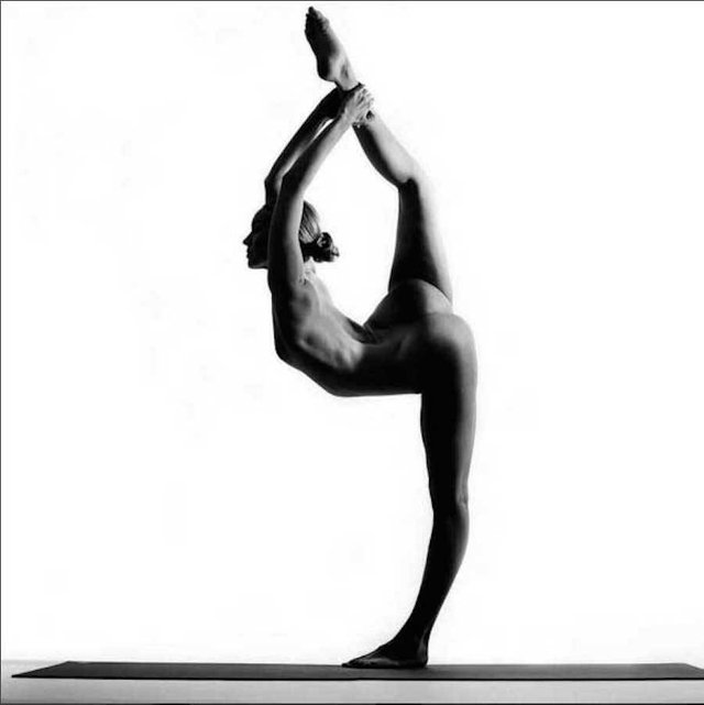 beautifulnudeyogapositions-11-900x901.jpg