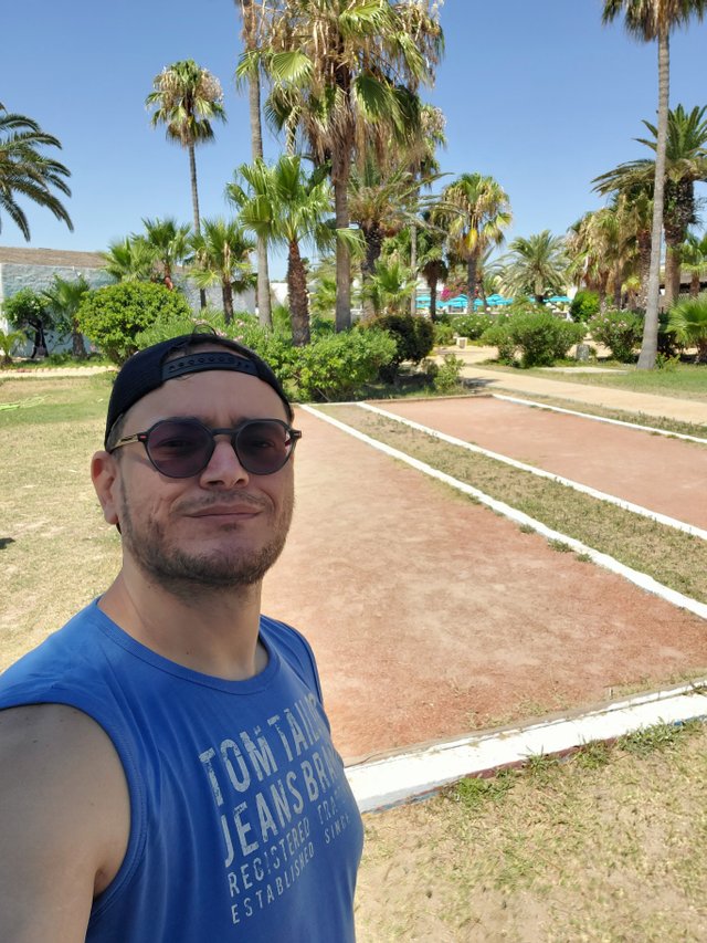 selfie devant le terrain.jpeg