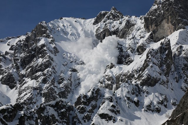 avalanche-4967568_1280.jpg