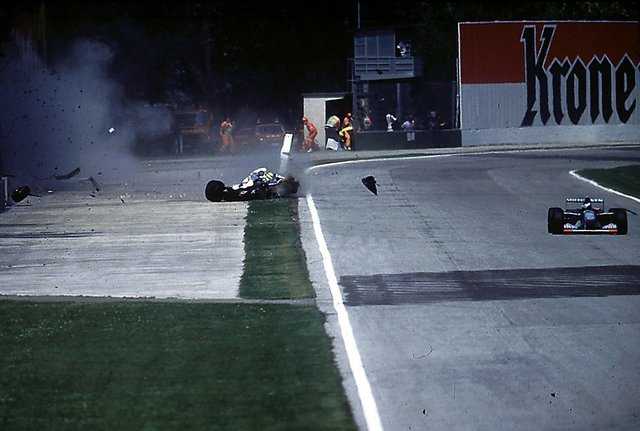 Incidente_di_Ayrton_Senna_a_Imola_1994_-_02.jpg