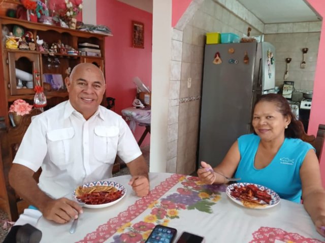 con mi esposa almuerzo 143.jpg