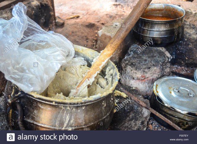 cooking-banku-a-ghanaian-traditional-dish-in-ashanti-country-F007EY.jpg