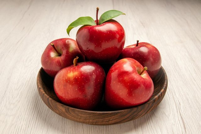 front-view-fresh-red-apples-ripe-mellow-fruits-white-desk-fruit-color-tree-fresh-plant-red_140725-110203.jpg