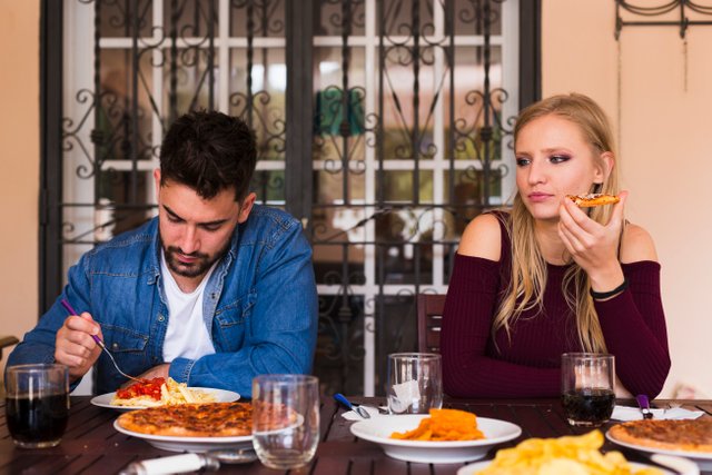 couple-eating-food-home.jpg