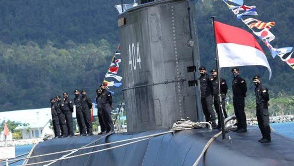 panglima-tni-serahkan-kri-alugoro-405-ke-koarmada-ii_169.jpeg