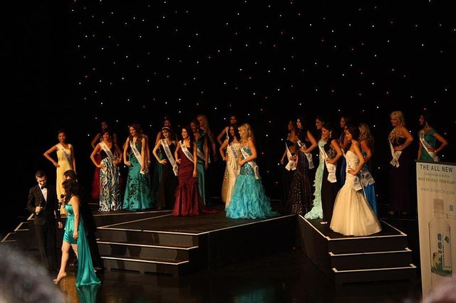 800px-Miss_World_Canada_2012_Grand_Crowning_Gala.jpg