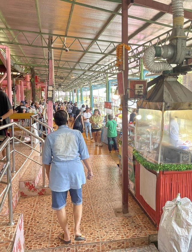 Wat Takien Floating Market7.jpg