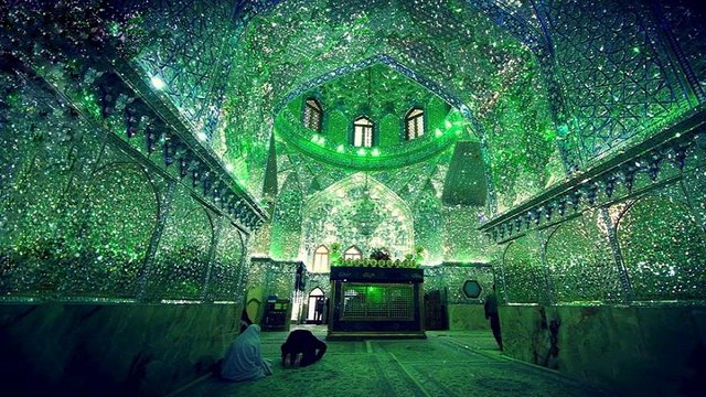 interiornya-bak-berlian-masjid-ini-dijuluki-raja-cahaya-XpVMz8IJwn.jpg