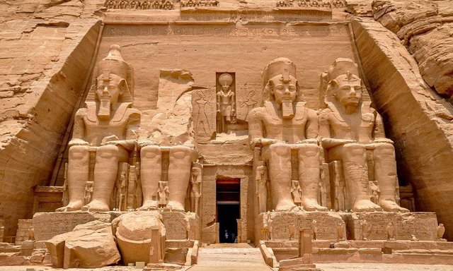 Temple-égyptien-dAbu-Simbel.jpg