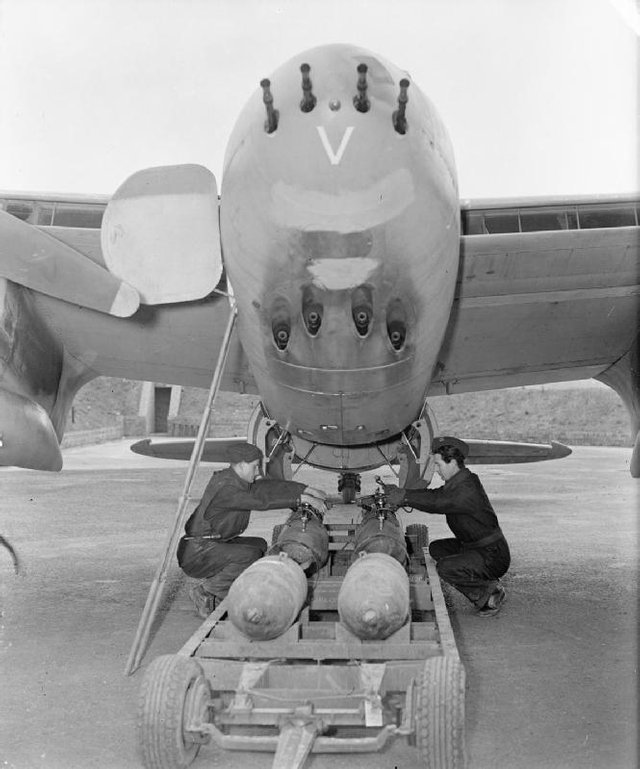 Bombing_up_Mosquito_RAF_Hunsdon_1944_IWM_CH_12407.jpg