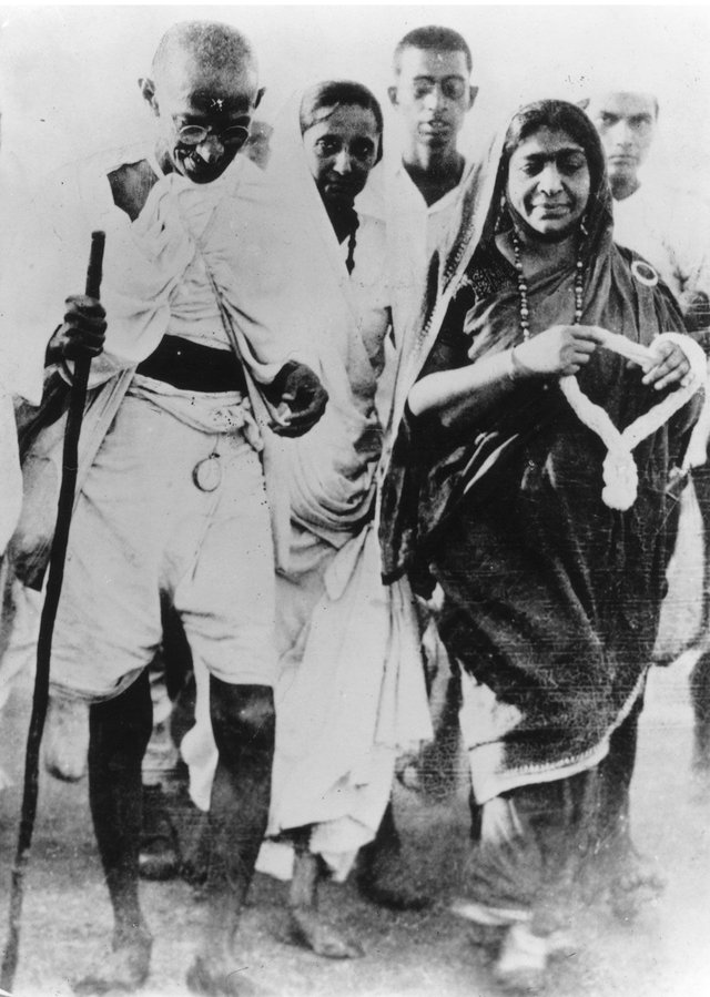 Mohandas-K-Gandhi-Salt-March-Sarojini-Naidu-March-1930.jpg