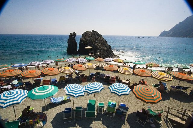 Monterosso-Cinque-Terre-Train.jpg