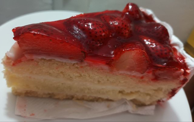 Torta de fresa rellena 2.jpg