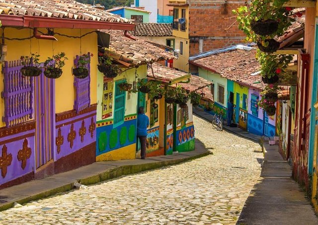 calle-del-recuerdo-guatape.jpg