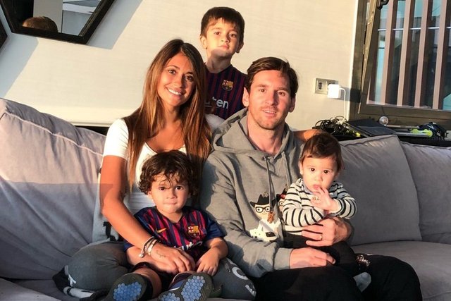 LionelMessiFamily-e1599238086370.jpg