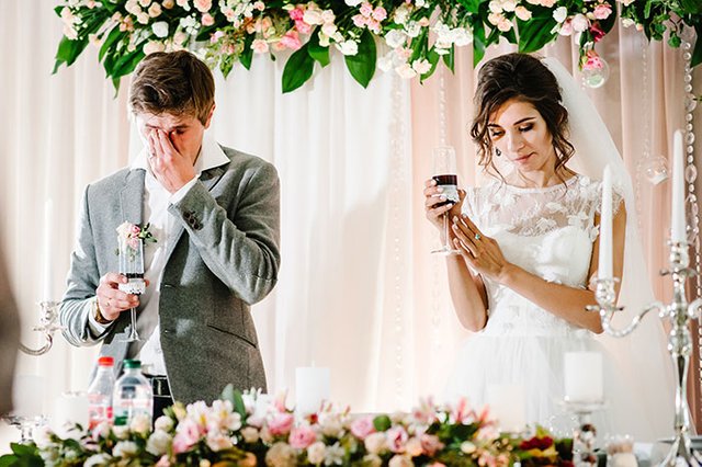 bride-reads-cheating-fiance-texts-instead-of-vows-wedding-day-5bee80abf09cb__700.jpg