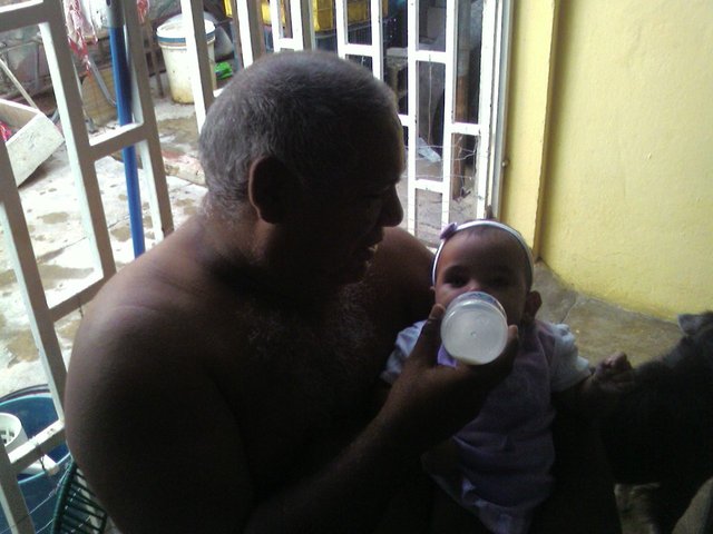 210708_1Abuelo Aquino dando tetero a Victoria.jpg