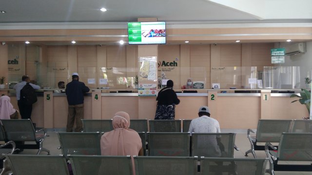 antrian di bank aceh.jpg