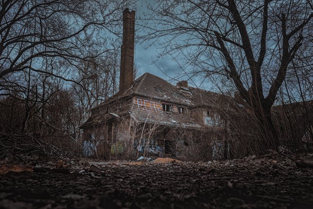 abandoned-creepy-decay-373511.jpg