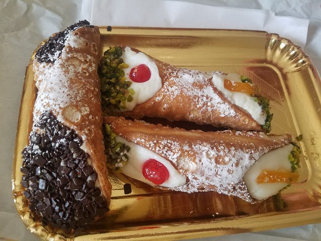 cannoli.jpg