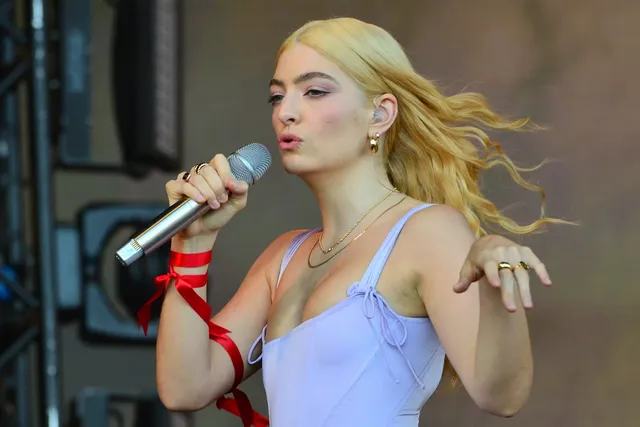 lorde-blond-hair-color (1).webp