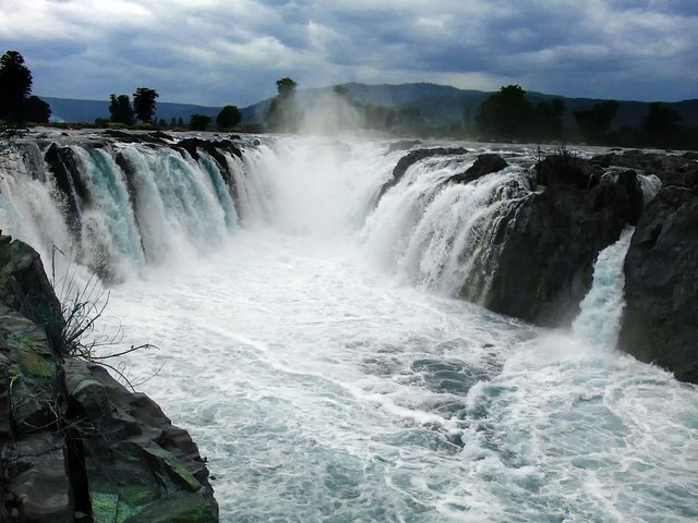 1280px-Hogenakkal_Falls_Close.jpg