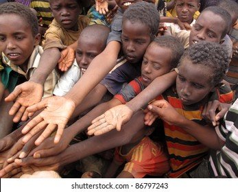 dadaab-somaliaaugust-15-unidentified-children-260nw-86797243.jpg