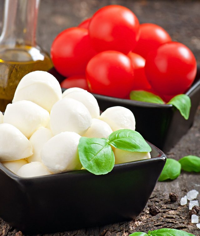 fresh-salad-with-cherry-tomatoes-basil-mozzarella-black-olives_2829-14377.jpg