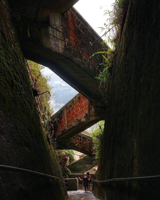 interior-de-la-piedra-del-peñol-escalones.jpg