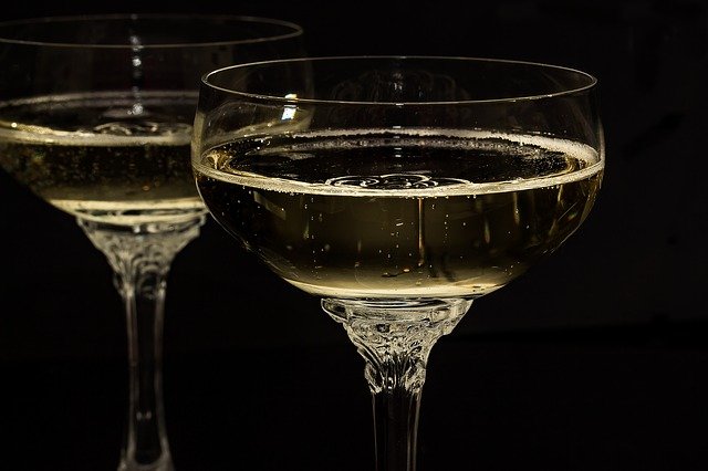 champagne-glasses-1940262_640.jpg