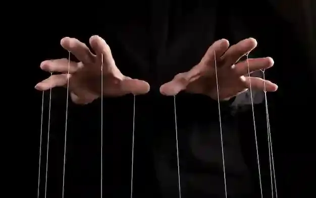 man-hands-with-strings