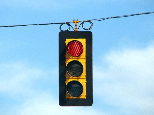 800px-LED_traffic_light_on_red.jpg